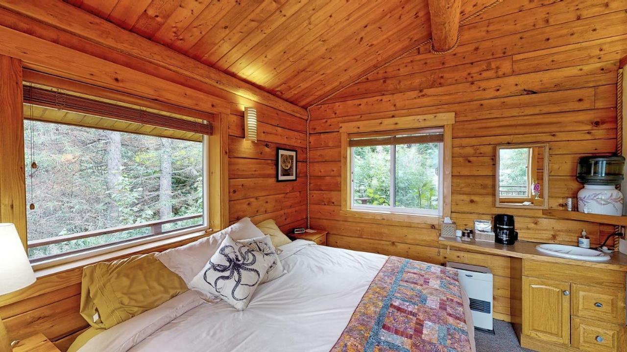 Stillpoint Lodge - All-Inclusive Halibut Cove Екстериор снимка