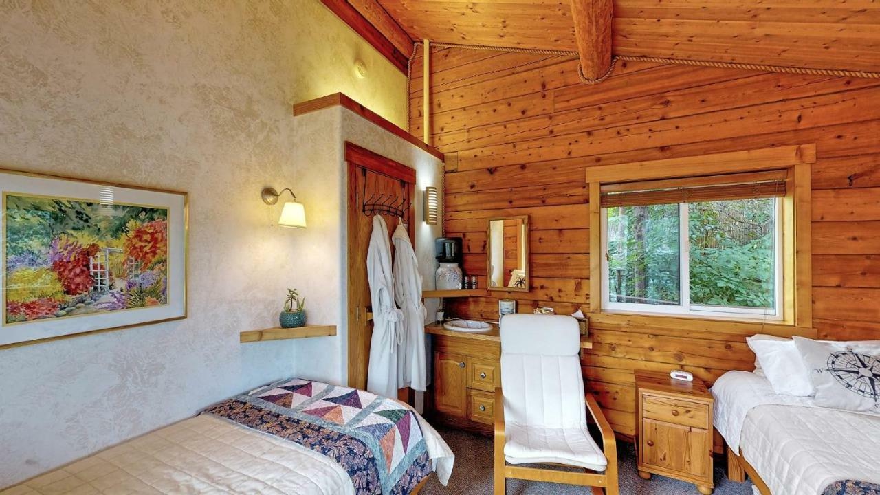 Stillpoint Lodge - All-Inclusive Halibut Cove Екстериор снимка